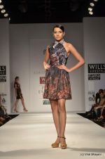 Model walk the ramp for Ashish Soni Show at Wills Lifestyle India Fashion Week 2012 day 4 on 9th Oct 2012 (123).JPG